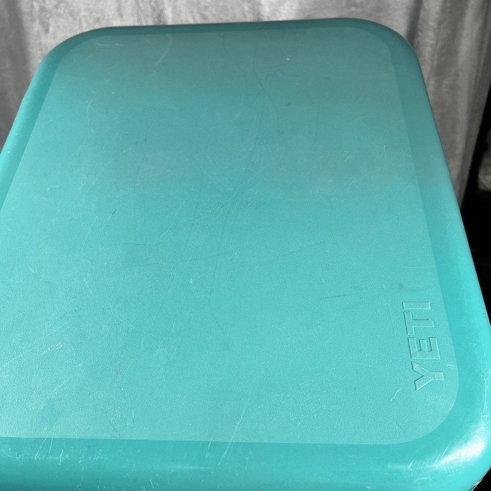 YETI Roadie 24 Cooler Aquifer Blue Discontinued Color - Picture 6 of 8